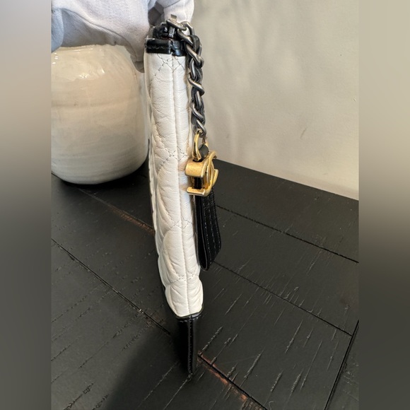 Chanel Gabrielle O Case Clutch Aged Calfskin - Picture 6 of 10